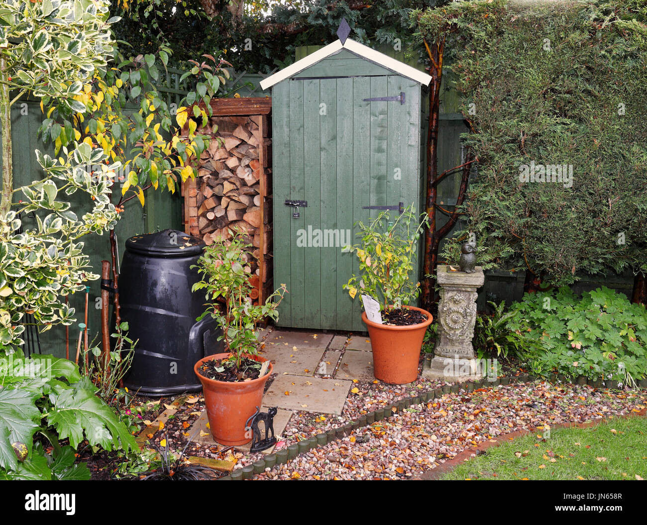Englisch Garten im Herbst mit Schuppen und Log-Speicher Stockfotografie -  Alamy