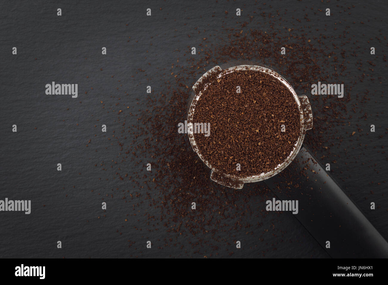 Espresso Siebträger Kaffeemaschine auf schwarzem Hintergrund mit Textfreiraum Stockfoto