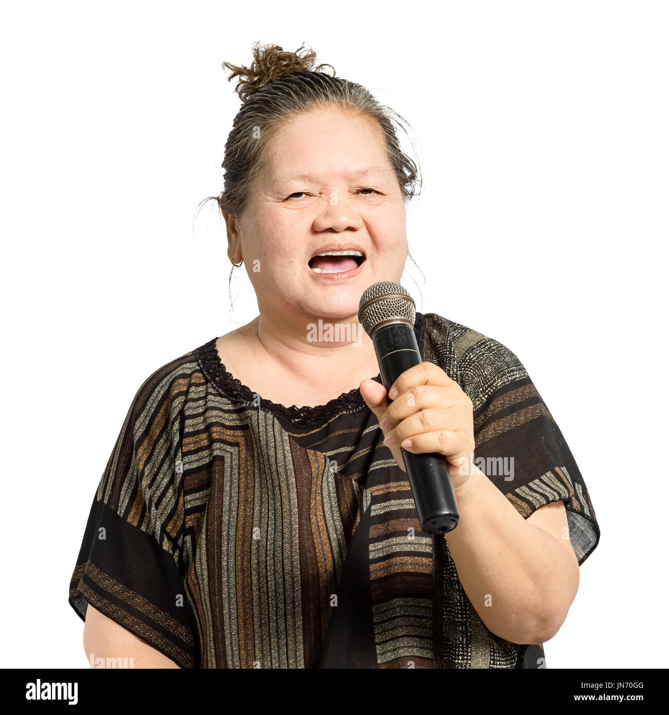 Porträt eines senior asiatischen Frauen singen ein Lied ins Mikrofon. Isoliert auf weißem Hintergrund mit Beschneidungspfad Stockfoto