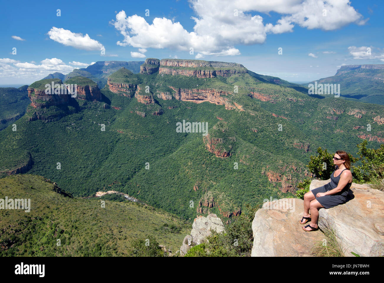 Mädchen auf Rock drei Rondavels Hintergrund Blyde River Canyon Mpumalanga Südafrika Stockfoto