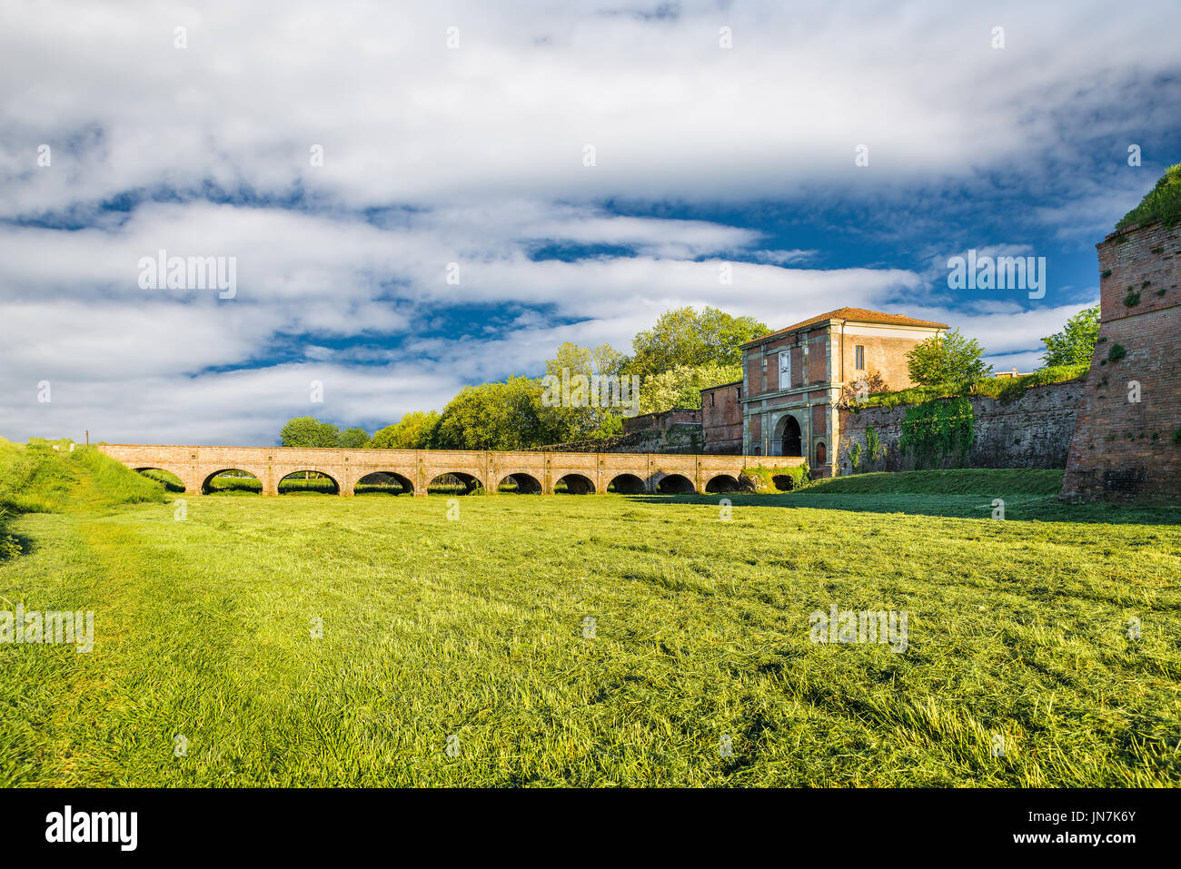 Piacenza, mittelalterliche Stadt, Italien. Bastione di Porta Borghetto (XVI Jahrhundert), alte und historische Reste der Stadtmauer rund um die Stadt Stockfoto