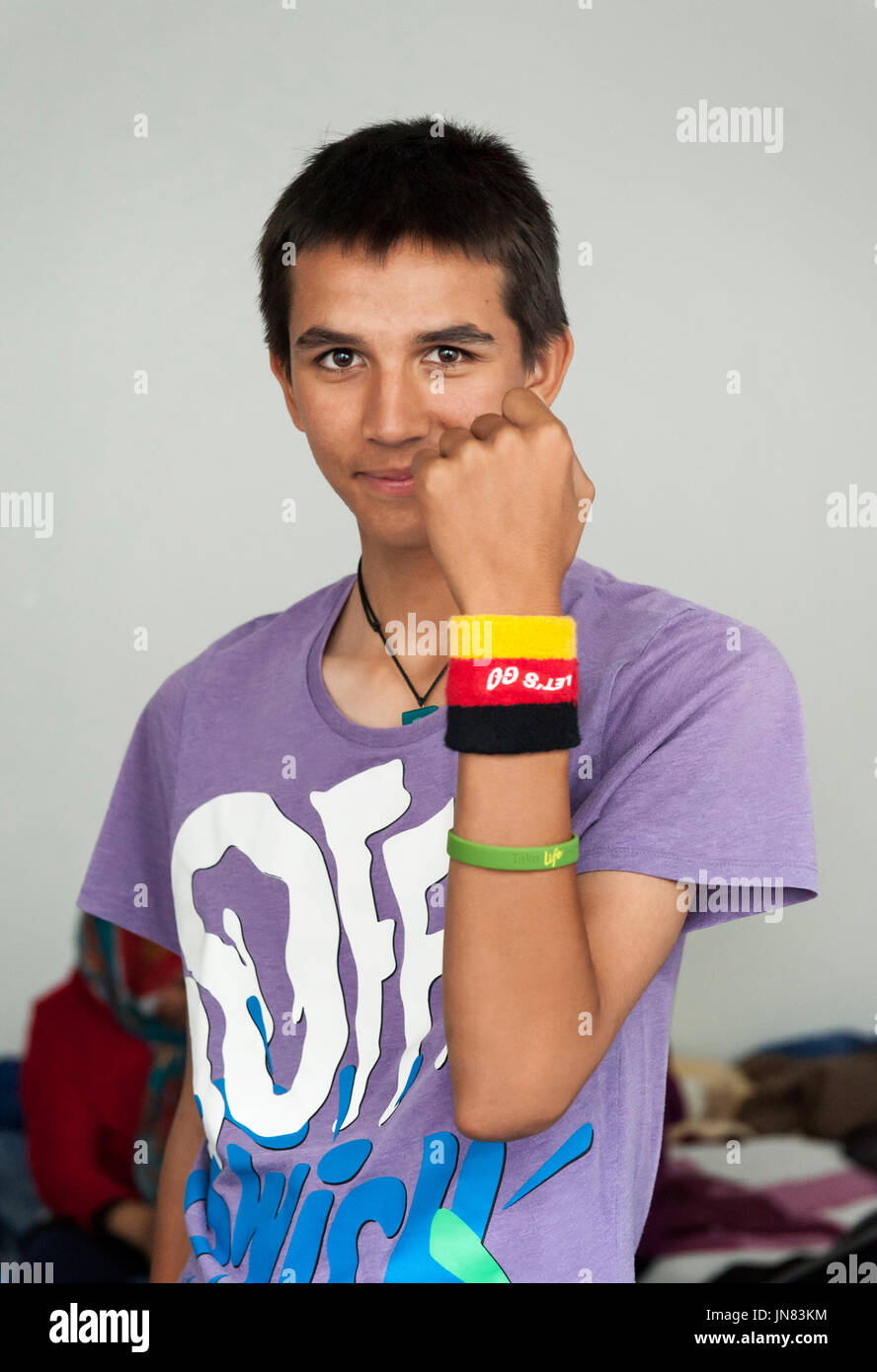 München-Deutschland-September 22, 2015 A Flüchtling aus Syrien zeigt seine Liebe zu Deutschland in der Erstaufnahme für Flüchtlinge in Riem, München Stockfoto