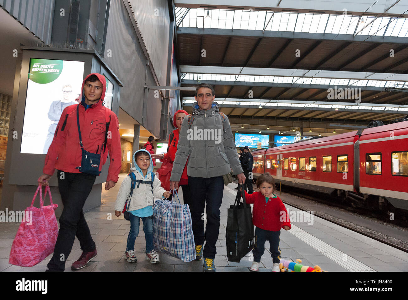 München, Deutschland - 10. September 2015: Zwei syrische Flüchtlingsfamilien in München Bahnhof. Sie sind auf der Suche nach Asyl in Europa. Stockfoto