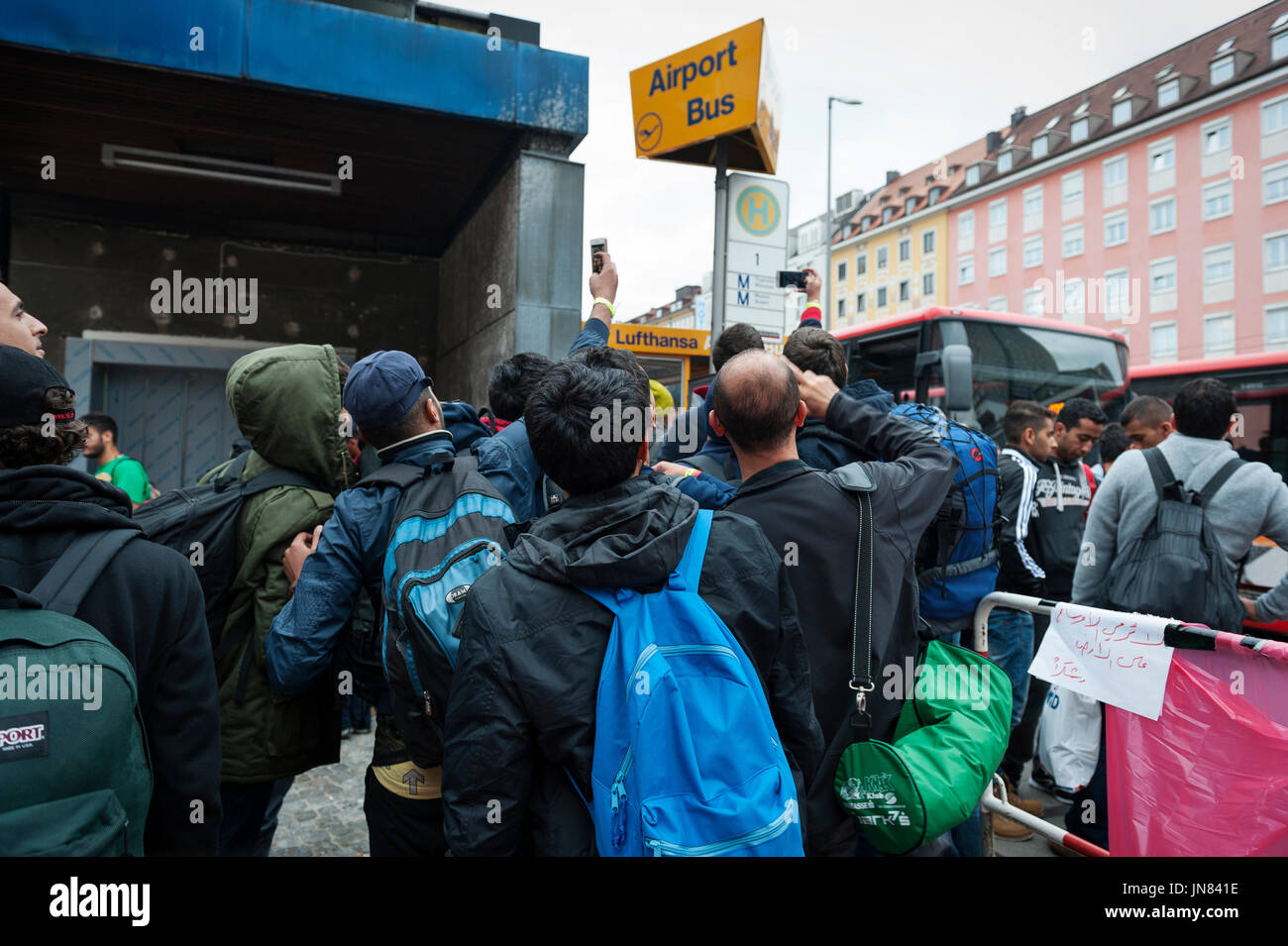 München, Deutschland - 7. September 2015: Eine Gruppe von Flüchtlingen aus Syrien am Münchner Hauptbahnhof. Sie sind auf der Suche nach Asyl in Europa. Stockfoto