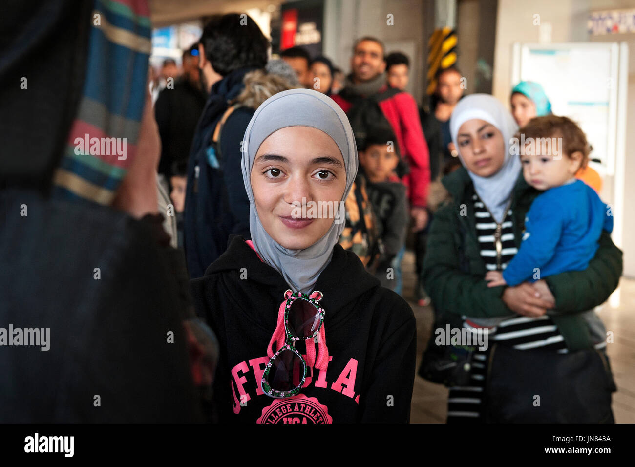 München, Deutschland - 8. September 2015: Flüchtlinge aus Syrien, Afghanistan und Irak auf dem Hauptbahnhof in München anreisen, Asyl in Europa zu suchen. Stockfoto