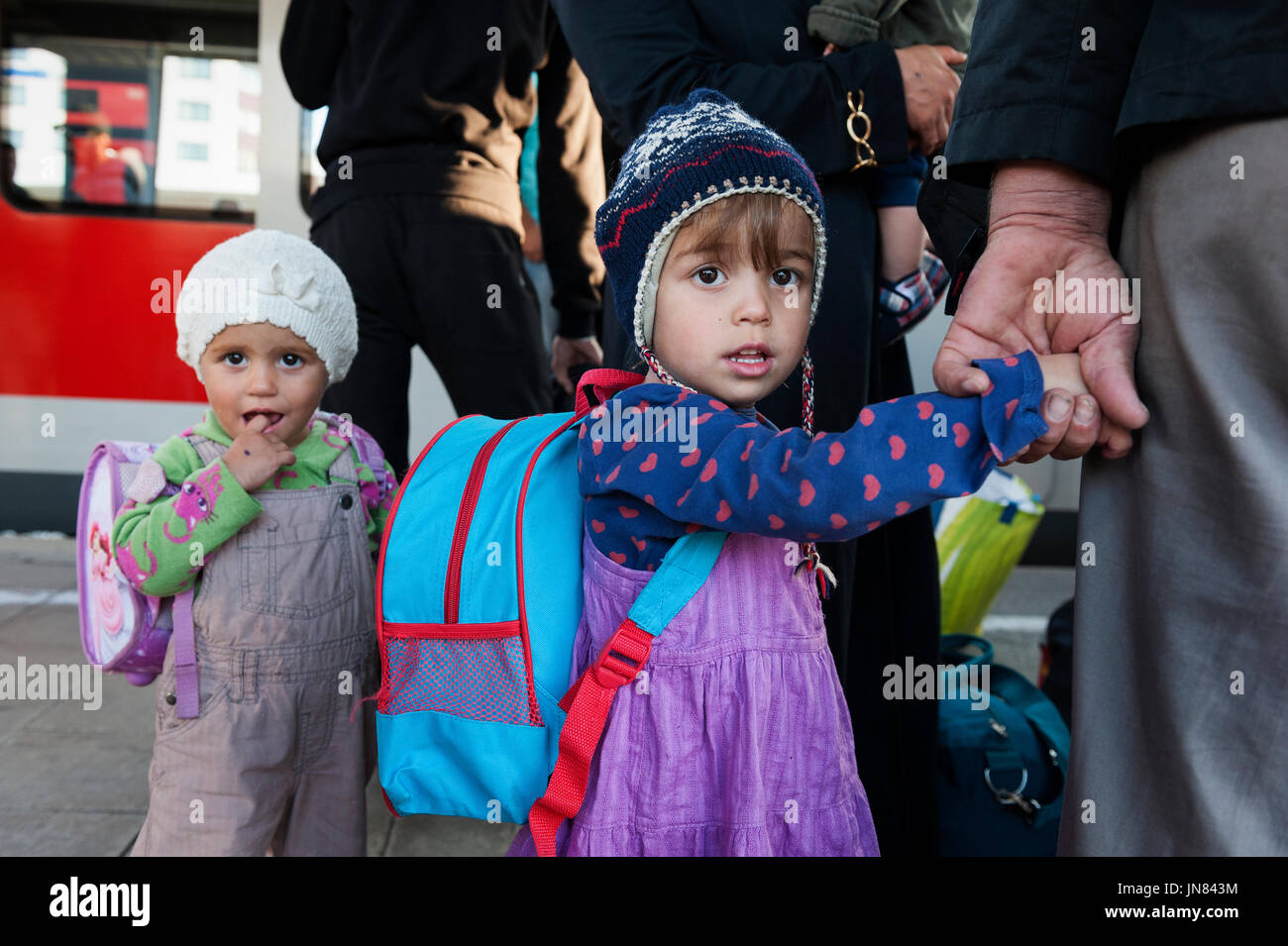 München, Deutschland - 10. September 2015: Flüchtlinge Kinder aus Afghanistan in München anreisen, Asyl in Europa zu suchen. Das kleine Mädchen schaut neugierig. Stockfoto