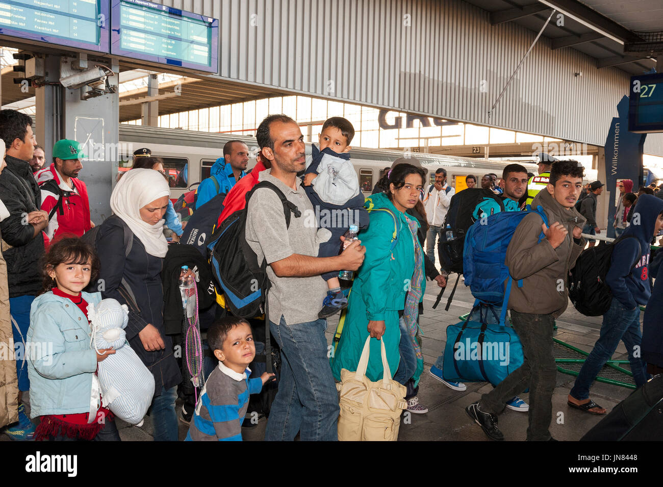 München, Deutschland-10. September 2015: Flüchtlinge aus Syrien, Afghanistan und Balkanländer hüpfen auf den nächsten Zug am Hauptbahnhof in München. Stockfoto