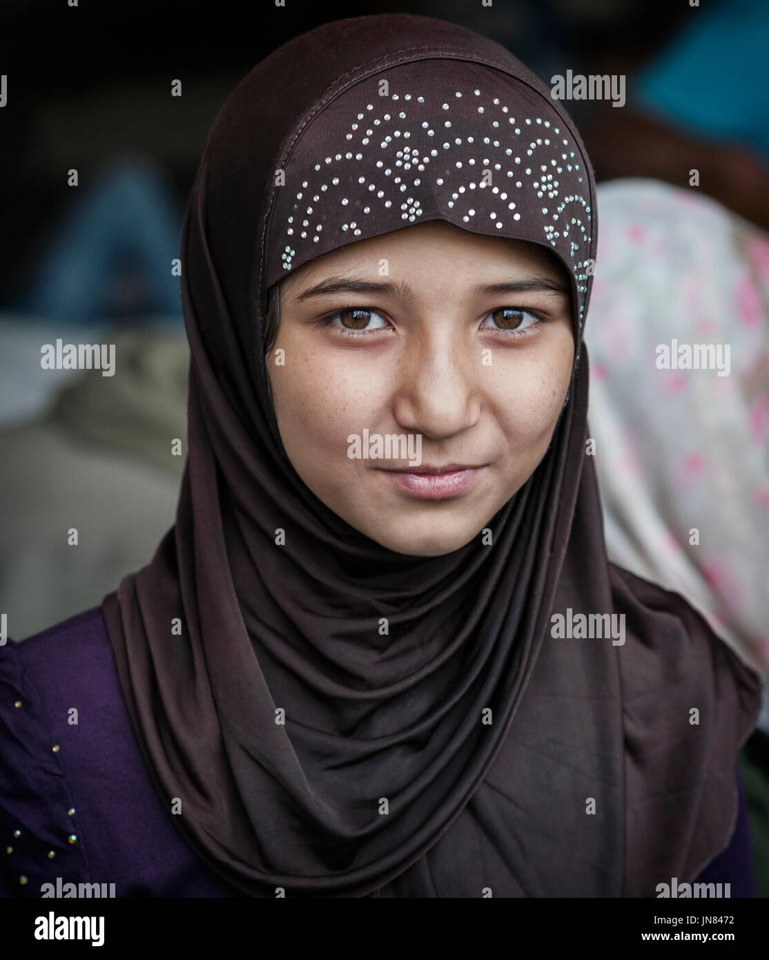 Passau, Deutschland - August 1st, 2015: syrische Flüchtlinge Mädchen an einem Camp in Passau, Deutschland. Das Mädchen freut sich auf eine bessere Zukunft in Europa. Stockfoto