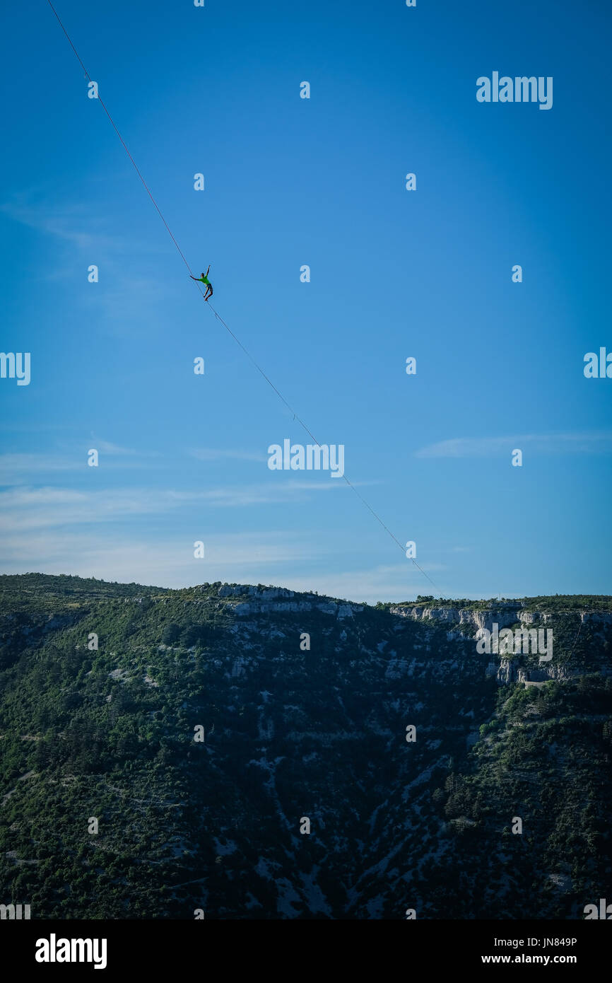 In Südfrankreich, mehrere Mitglieder des französischen Extremsport team Sangle Dessus Dessous, installieren und Fuß die längste Slackline jemals in Navacelles Zirkus (Weltkulturerbe Menschheit) auf 300 m Höhe. Die Highline ist die längste jemals manipuliert, 1662 m, 1 Meile. Navacelles - Frankreich - Juni 2017. Dans le Sud De La France, Plusieurs Membres de l'Équipe de Sport Extrême Ont Installé et la plus Longue Slackline Traversé du Monde Dans le Cirque de Navacelles (Website eingetragen au Patrimoine Mondiale de seine). La Highline est la plus Longue Jamais Installé et Traversée, 1662 Metern de lange, Soit Stockfoto