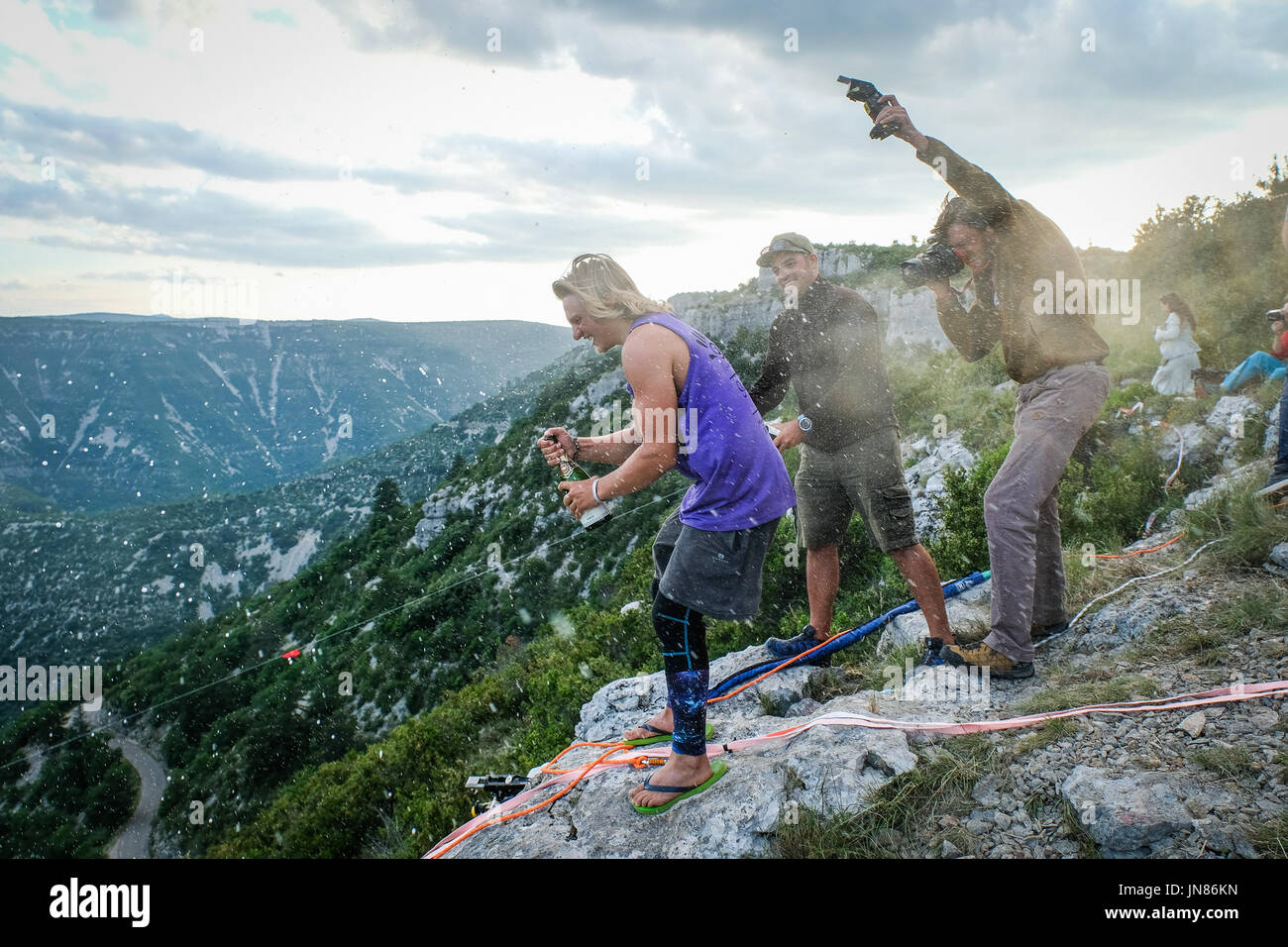 In Südfrankreich, mehrere Mitglieder des französischen Extremsport team Sangle Dessus Dessous, installieren und Fuß die längste Slackline jemals in Navacelles Zirkus (Weltkulturerbe Menschheit) auf 300 m Höhe. Die Highline ist die längste jemals manipuliert, 1662 m, 1 Meile. Navacelles - Frankreich - Juni 2017. Dans le Sud De La France, Plusieurs Membres de l'Équipe de Sport Extrême Ont Installé et la plus Longue Slackline Traversé du Monde Dans le Cirque de Navacelles (Website eingetragen au Patrimoine Mondiale de seine). La Highline est la plus Longue Jamais Installé et Traversée, 1662 Metern de lange, Soit Stockfoto