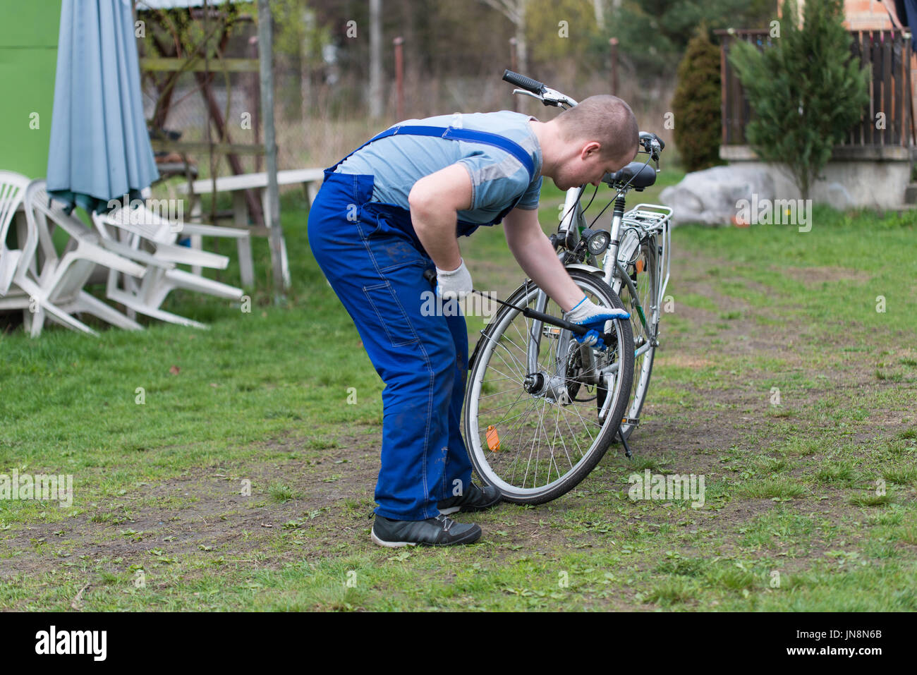 Man pumpt Rad Fahrrad. Vorbereitung auf die Bike-Saison Stockfoto