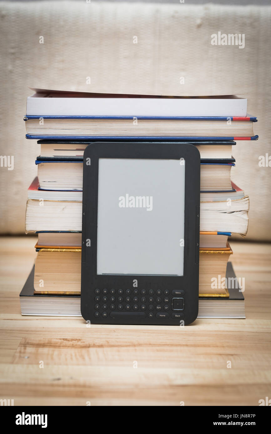 E-Book Reader und traditionellen Buch im Hintergrund Stockfoto