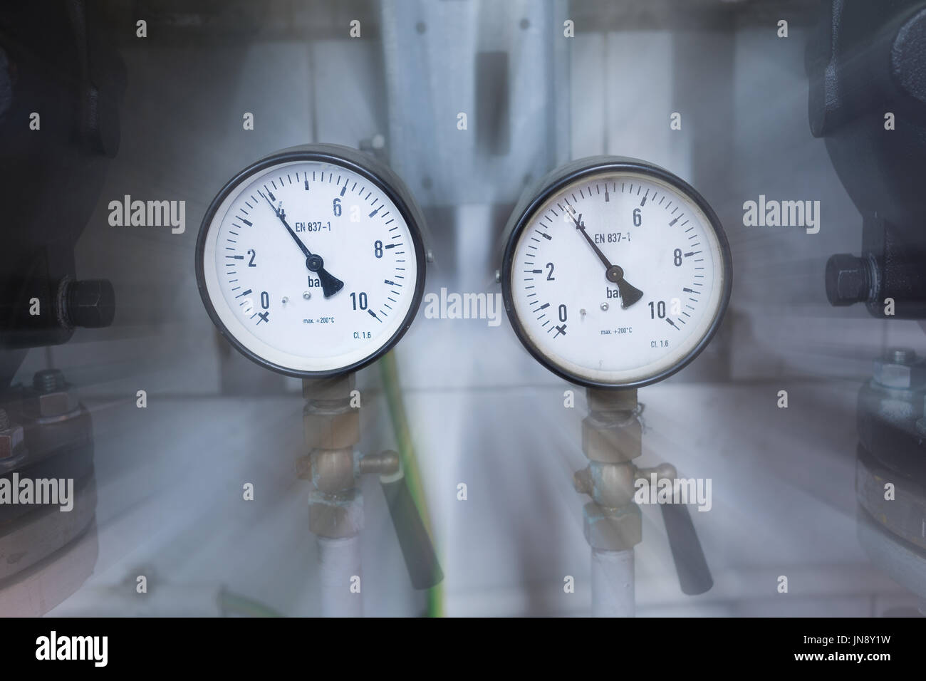 Zwei Manometer Messen von Druck und der Hintergrund jedoch unscharf Stockfoto