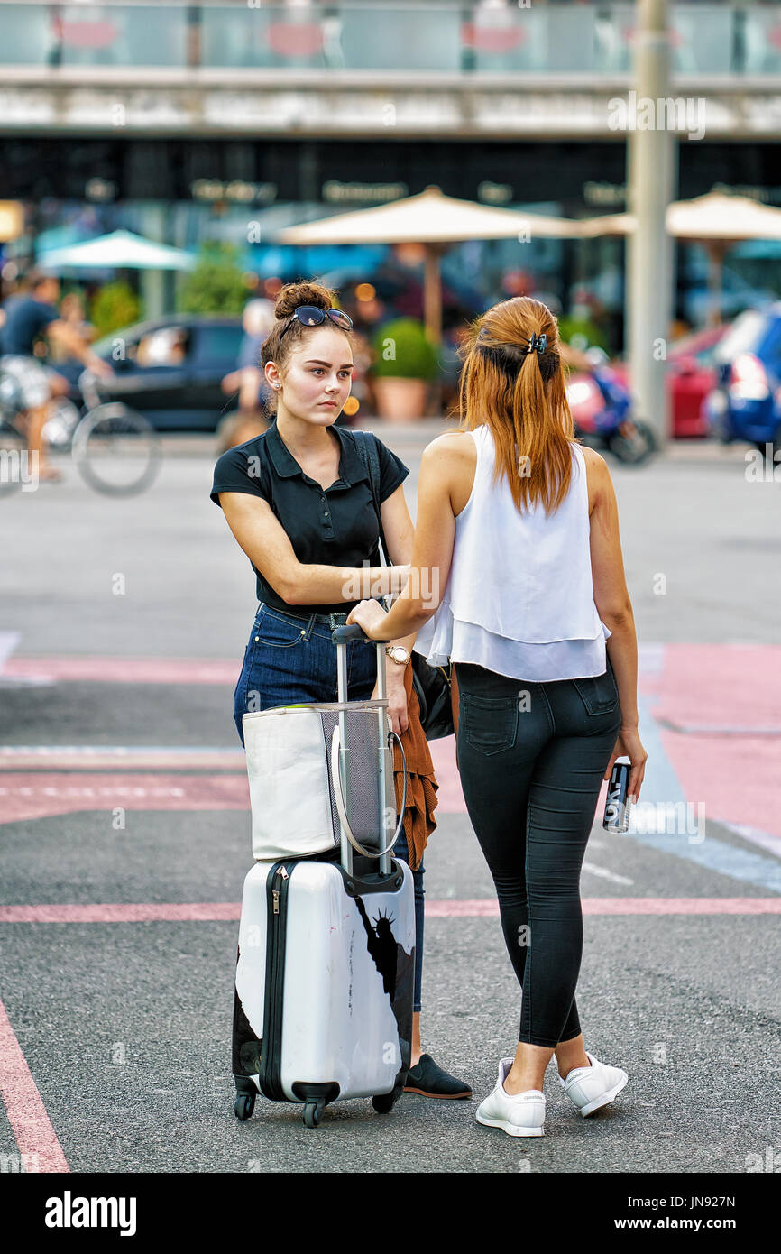 Bern, Schweiz - 31. August 2016: Junge Mädchen mit Trolley Taschen am  Hauptbahnhof am Bahnhofplatz in Bern, Bern-Mittelland Bezirk, Switz  Stockfotografie - Alamy
