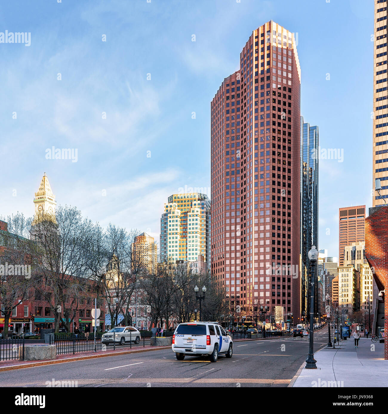 Boston, USA - 28. April 2015: Bankenviertel in der Innenstadt von Boston in Massachusetts, Amerika. Menschen auf dem Hintergrund. Stockfoto