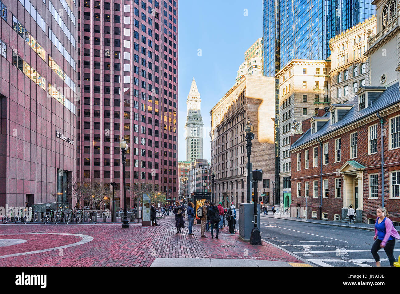 Boston, USA - 28. April 2015: Bankenviertel in der Innenstadt von Boston in Massachusetts, Amerika. Menschen auf dem Hintergrund. Stockfoto