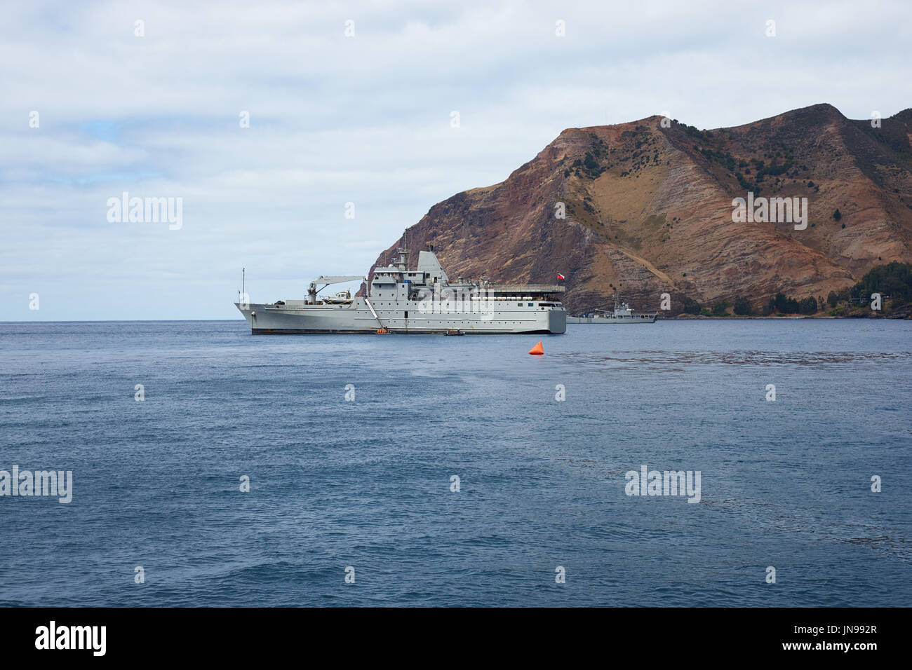 Cumberland Bay und die Stadt San Juan Bautista auf der Robinson Crusoe Insel, einer der drei Hauptinseln, aus denen die Juan-Fernández-Inseln, in Chile. Stockfoto