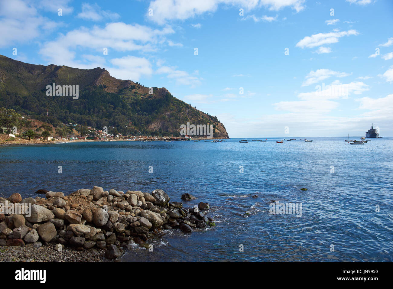 Cumberland Bay und die Stadt San Juan Bautista auf der Robinson Crusoe Insel, einer der drei Hauptinseln, aus denen die Juan-Fernández-Inseln, in Chile. Stockfoto
