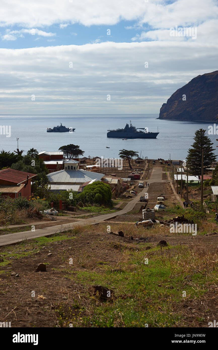Cumberland Bay und die Stadt San Juan Bautista auf der Robinson Crusoe Insel, einer der drei
