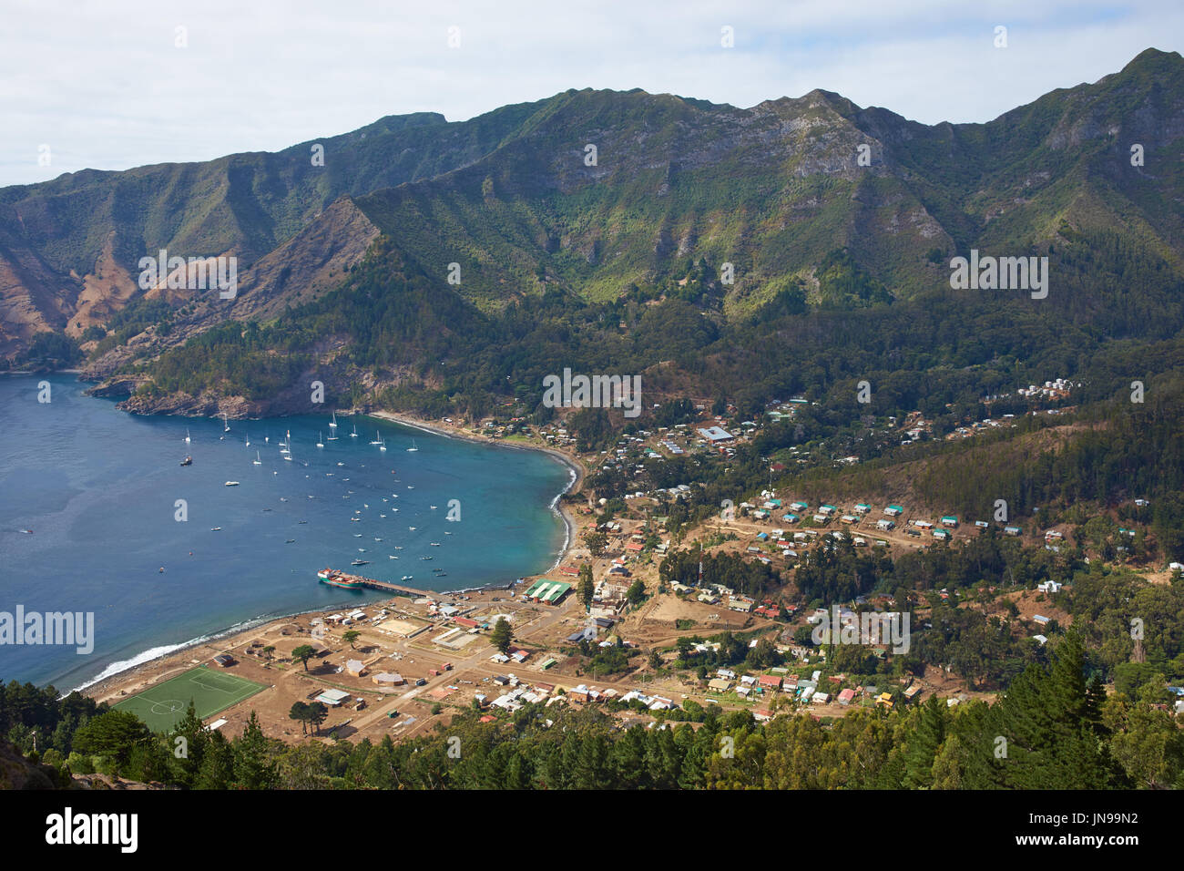 Blick auf Cumberland Bay und die Stadt San Juan Bautista auf der Robinson Crusoe Insel, einer der drei Hauptinseln, aus denen die Juan-Fernández-Inseln. Stockfoto