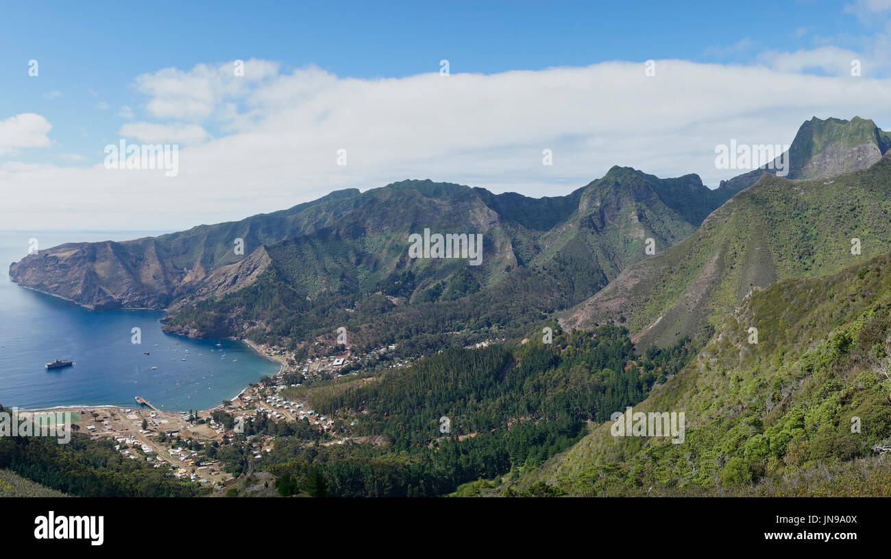 Blick auf Cumberland Bay und die Stadt San Juan Bautista auf der Robinson Crusoe Insel, einer der drei Hauptinseln, aus denen die Juan-Fernández-Inseln. Stockfoto