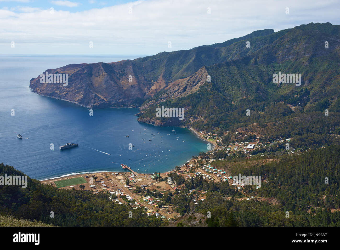 Blick auf Cumberland Bay und die Stadt San Juan Bautista auf der Robinson Crusoe Insel, einer der drei Hauptinseln, aus denen die Juan-Fernández-Inseln. Stockfoto