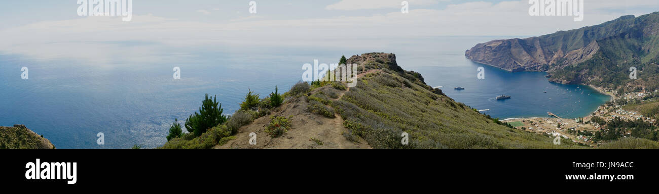 Blick auf Cumberland Bay und die Stadt San Juan Bautista auf der Robinson Crusoe Insel, einer der drei Hauptinseln, aus denen die Juan-Fernández-Inseln. Stockfoto