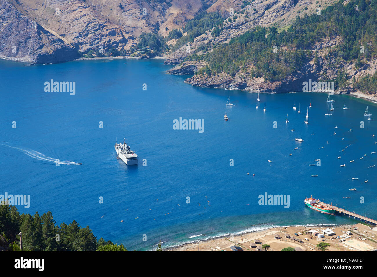 Blick auf Cumberland Bay und die Stadt San Juan Bautista auf der Robinson Crusoe Insel, einer der drei Hauptinseln, aus denen die Juan-Fernández-Inseln. Stockfoto