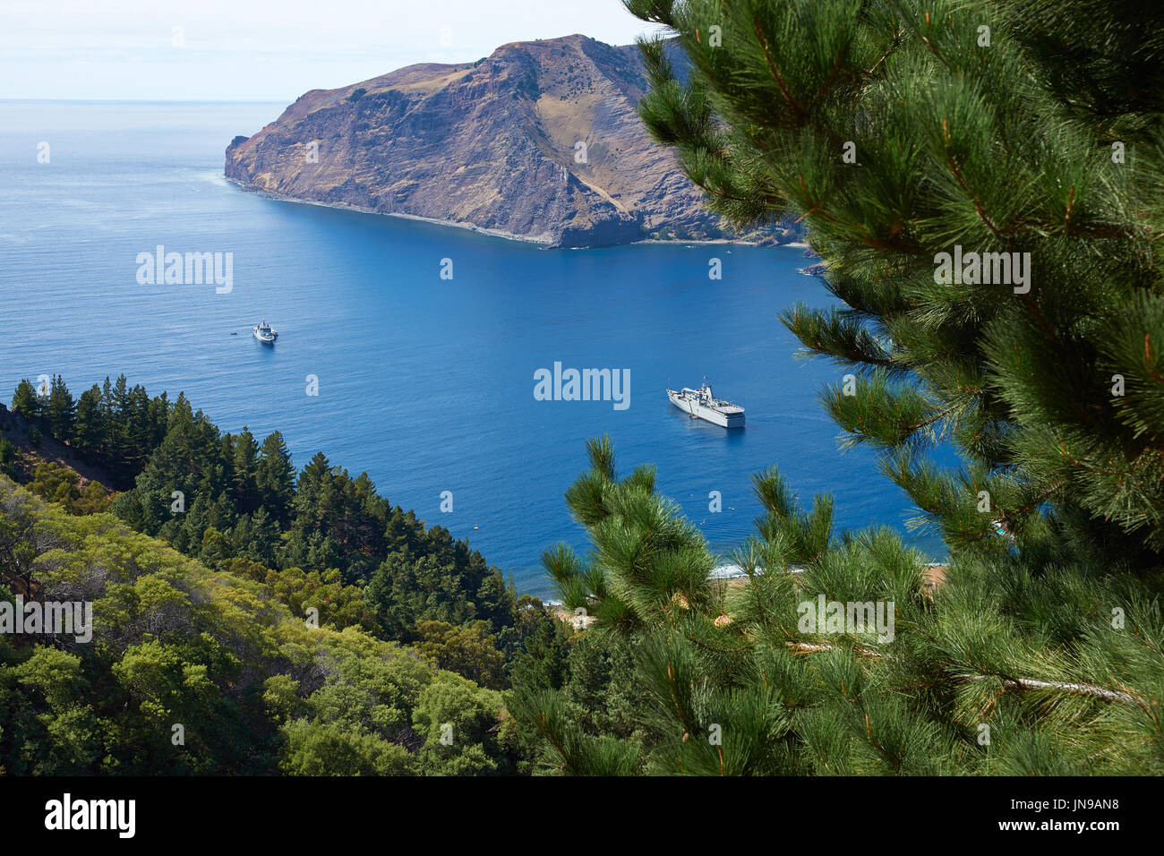 Blick auf Cumberland Bay und die Stadt San Juan Bautista auf der Robinson Crusoe Insel, einer der drei Hauptinseln, aus denen die Juan-Fernández-Inseln. Stockfoto
