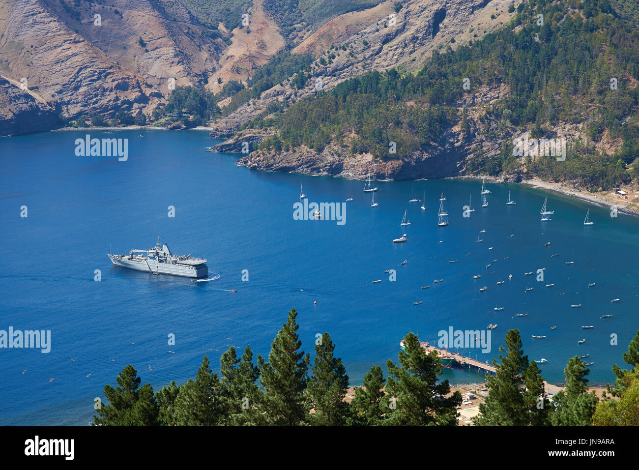 Blick auf Cumberland Bay und die Stadt San Juan Bautista auf der Robinson Crusoe Insel, einer der drei Hauptinseln, aus denen die Juan-Fernández-Inseln. Stockfoto