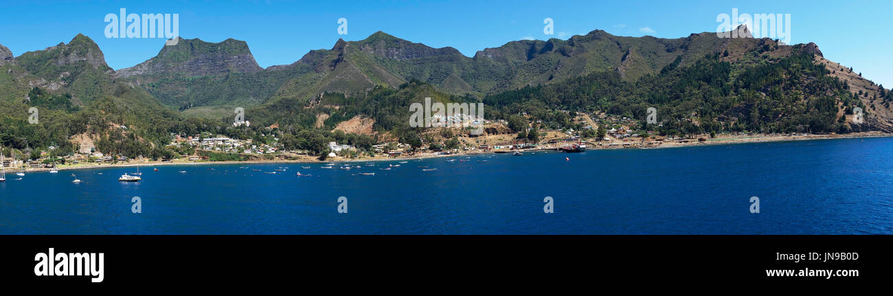 Cumberland Bay und die Stadt San Juan Bautista auf der Robinson Crusoe Insel, einer der drei Hauptinseln, aus denen die Juan-Fernández-Inseln, in Chile. Stockfoto