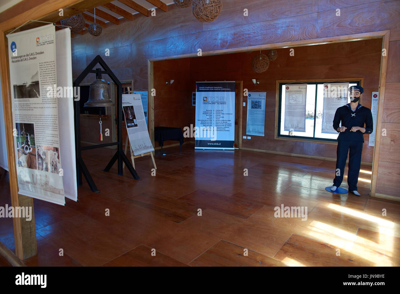 Nachbau des die Schiffsglocke der SMS Dresden im Museum auf der Robinson Crusoe Insel in Chile. SMS Dresden sank vor der Küste während WW1. Stockfoto