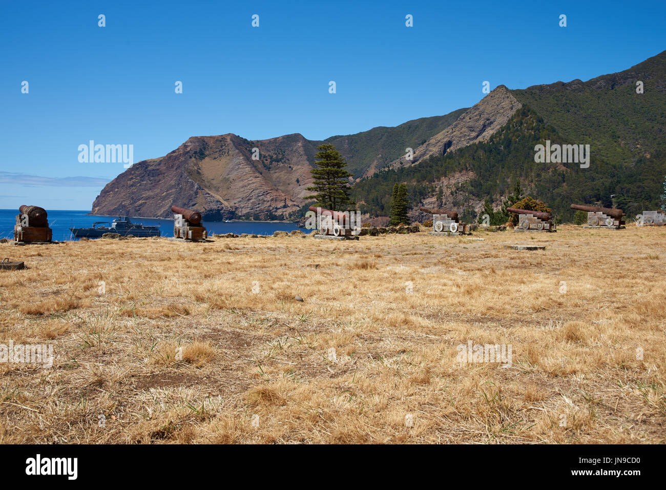 Historische spanische Festung mit Blick auf Cumberland Bay und die Stadt San Juan Bautista auf der Robinson Crusoe Insel in der Juan-Fernández-Inseln, Chile Stockfoto