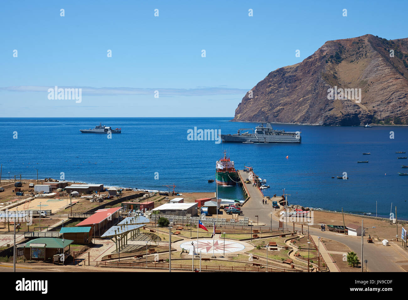 Cumberland Bay und die Stadt San Juan Bautista auf der Robinson Crusoe Insel, einer der drei Hauptinseln, aus denen die Juan-Fernández-Inseln, in Chile. Stockfoto