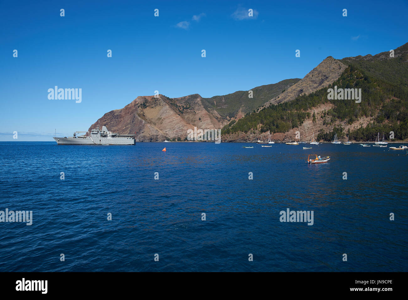 Cumberland Bay und die Stadt San Juan Bautista auf der Robinson Crusoe Insel, einer der drei Hauptinseln, aus denen die Juan-Fernández-Inseln, in Chile. Stockfoto