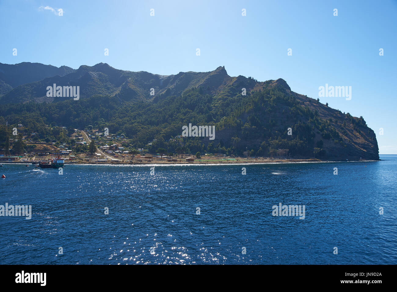 Cumberland Bay und die Stadt San Juan Bautista auf der Robinson Crusoe Insel, einer der drei Hauptinseln, aus denen die Juan-Fernández-Inseln, in Chile. Stockfoto