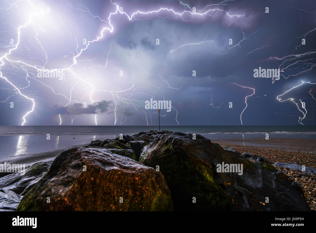 Riesige Gewitter trifft das Vereinigte Königreich am 18. Juli 2017, Beleuchtung schlägt jede Sekunde dauert stundenlang in den folgenden Morgen passiert. Stockfoto