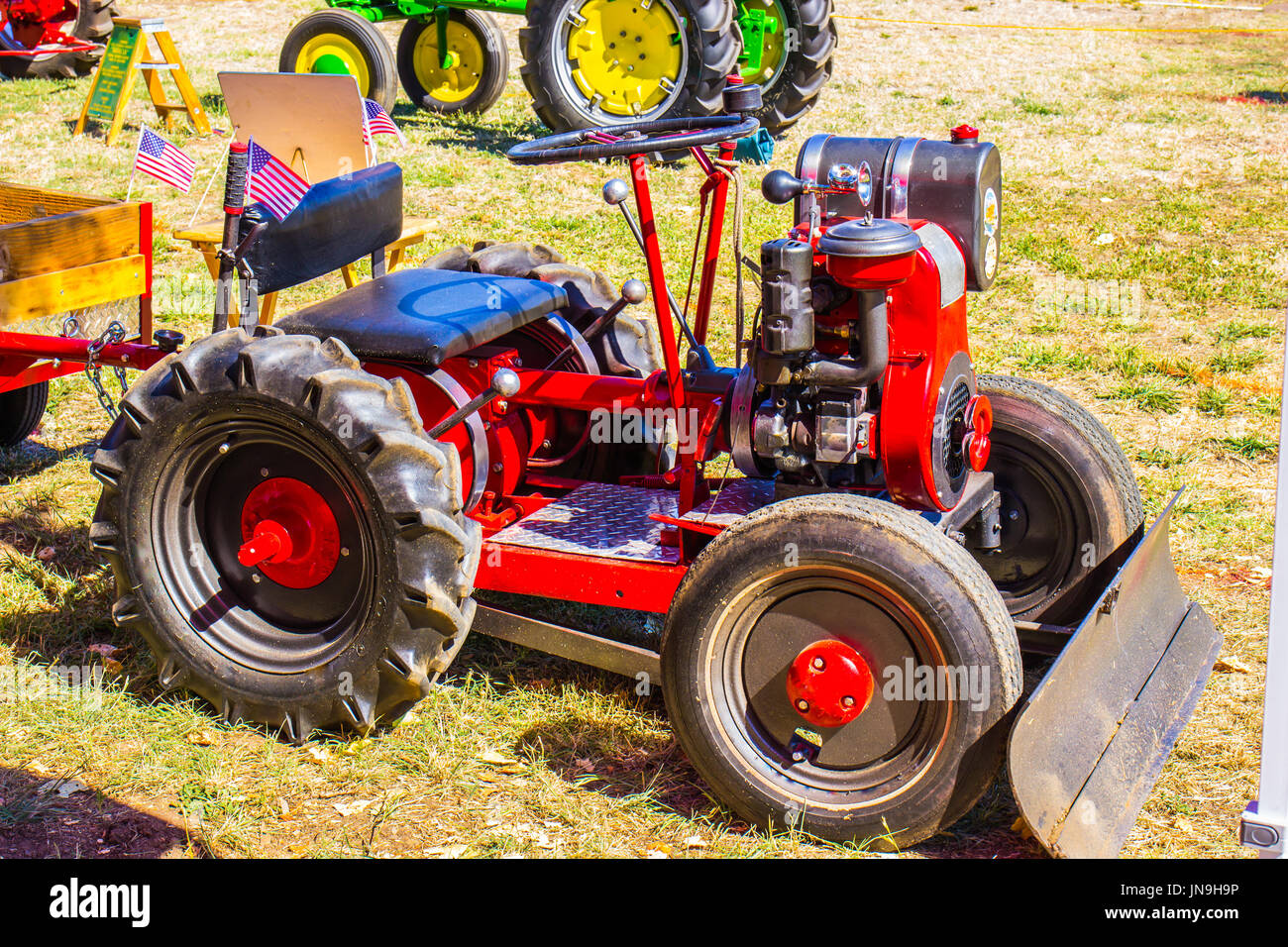 Mini Traktor auf Anzeige an kleinen County Fair Stockfoto
