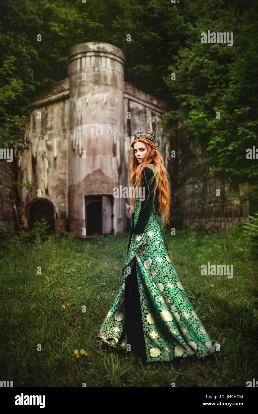 Porträt einer schönen rothaarige Frau im grünen mittelalterlichen Kleid Stockfoto