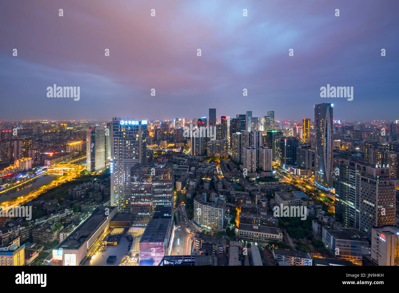 Chengdu-Skyline bei Nacht an einem bewölkten Tag Stockfoto