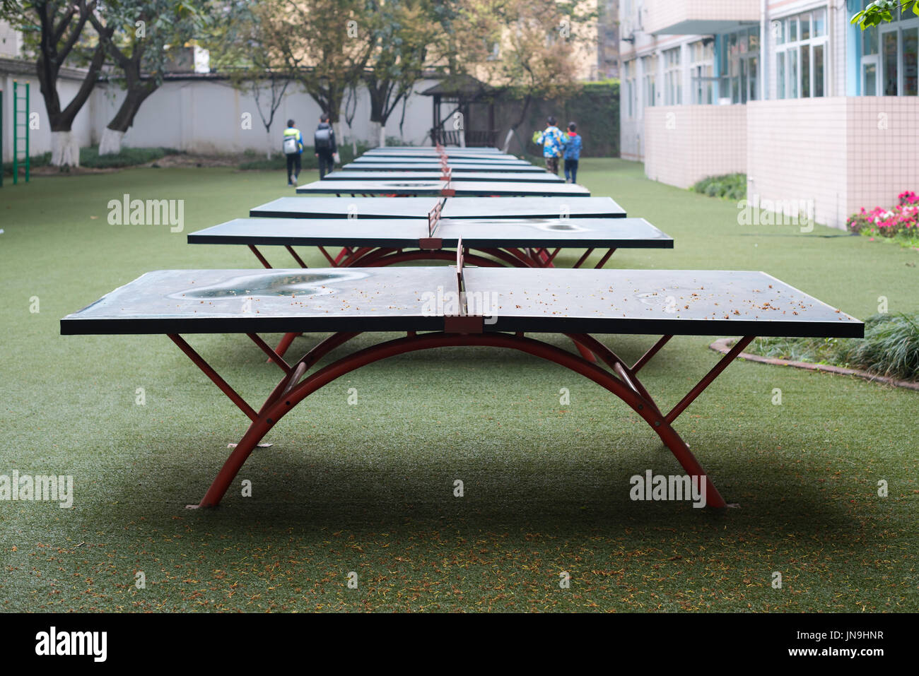 Reihe von Ping-Pong-Tische in einer chinesischen Schule Stockfoto