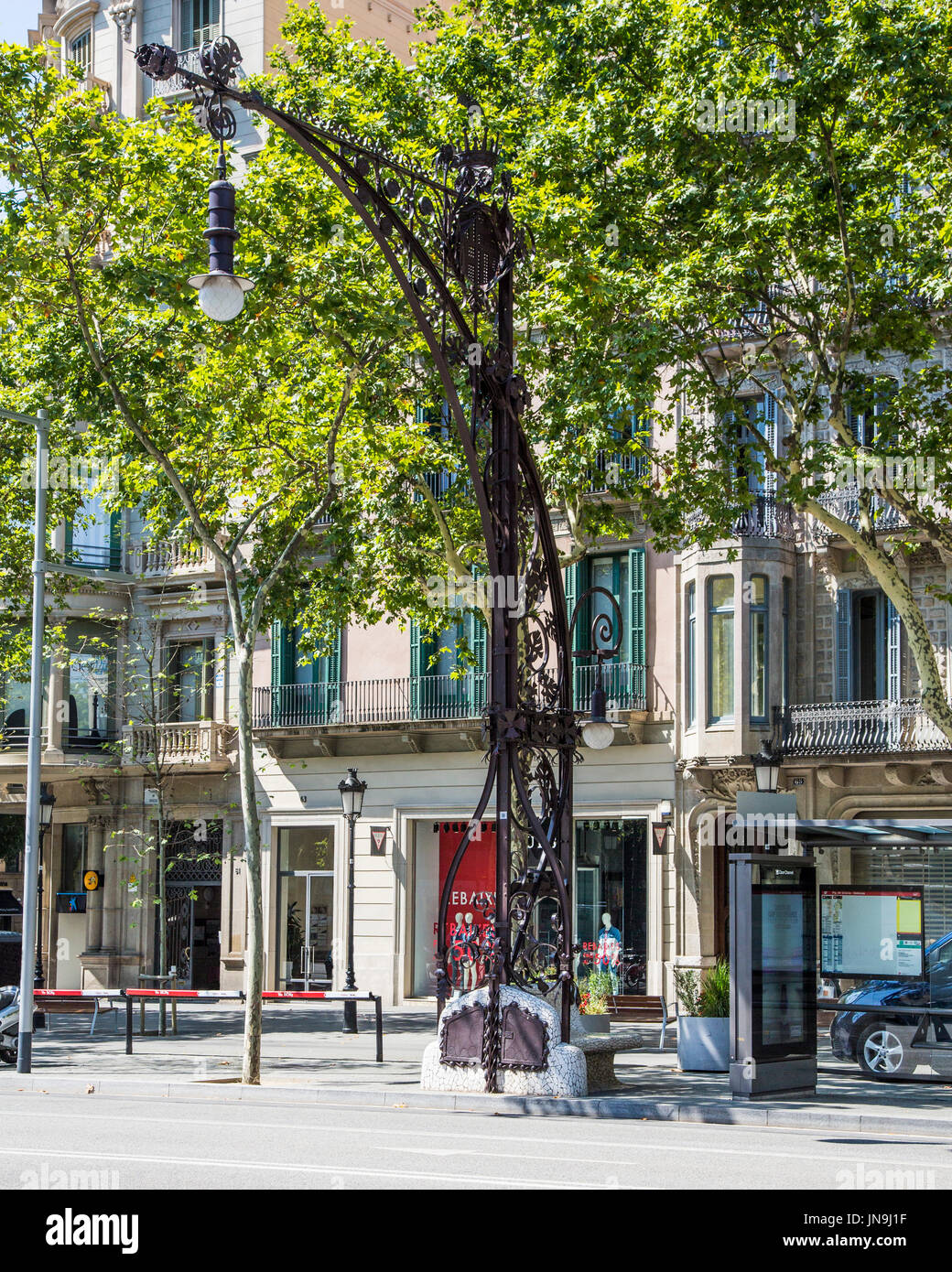 Einer der verzierten Straßenbeleuchtung in Barcelona von Antoni Gaudí entworfen Stockfoto