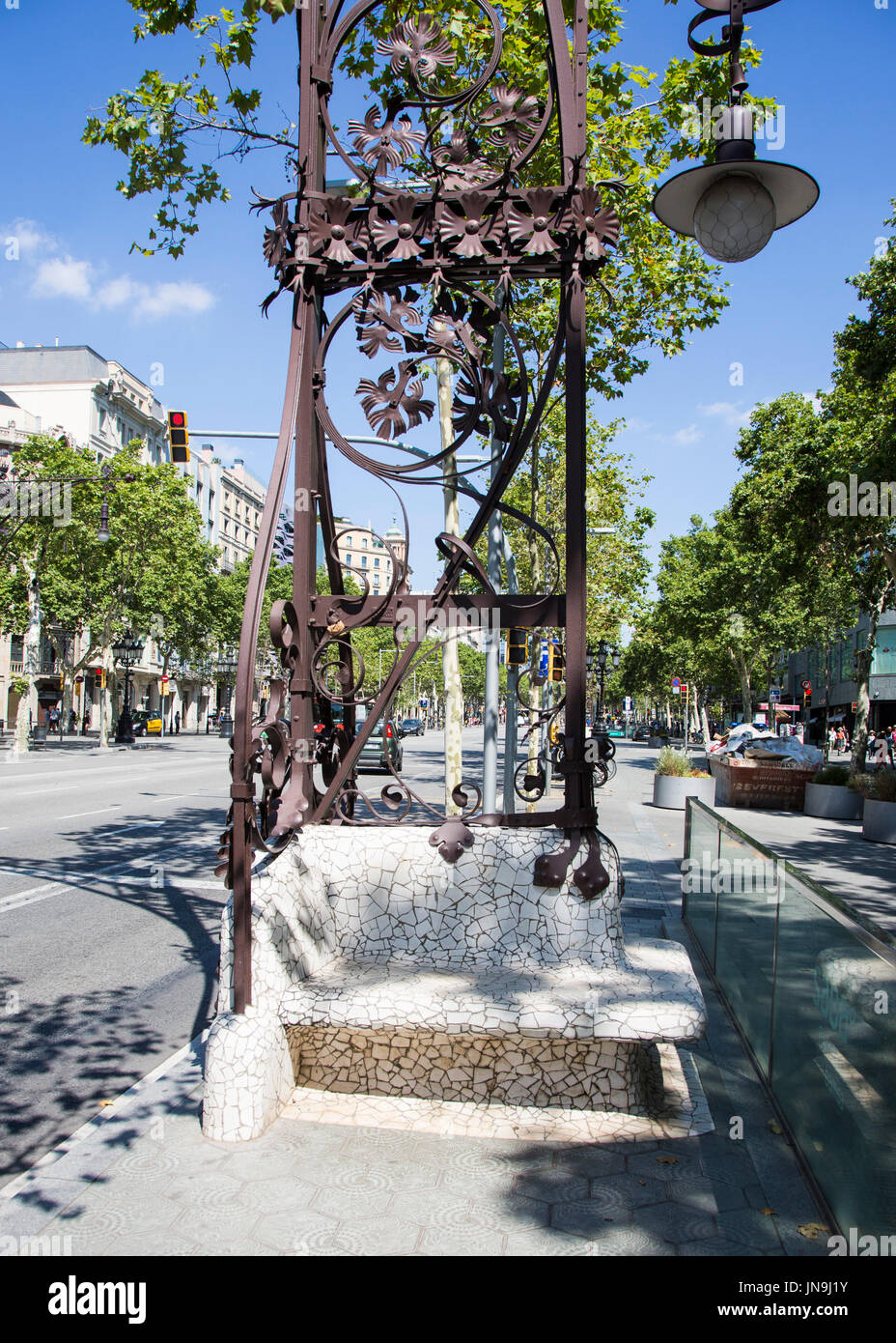 Einer der verzierten Straßenbeleuchtung in Barcelona von Antoni Gaudí entworfen Stockfoto