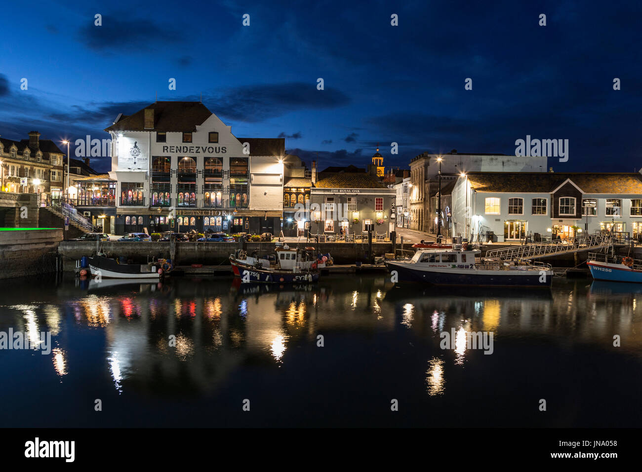 Weymouth alten Hafen Dämmerung in der Nacht auf den Fluss Wey Boote und Hafen Seite bunten Häusern und Kneipen, Weymouth, Dorset, England, uk, gb Stockfoto