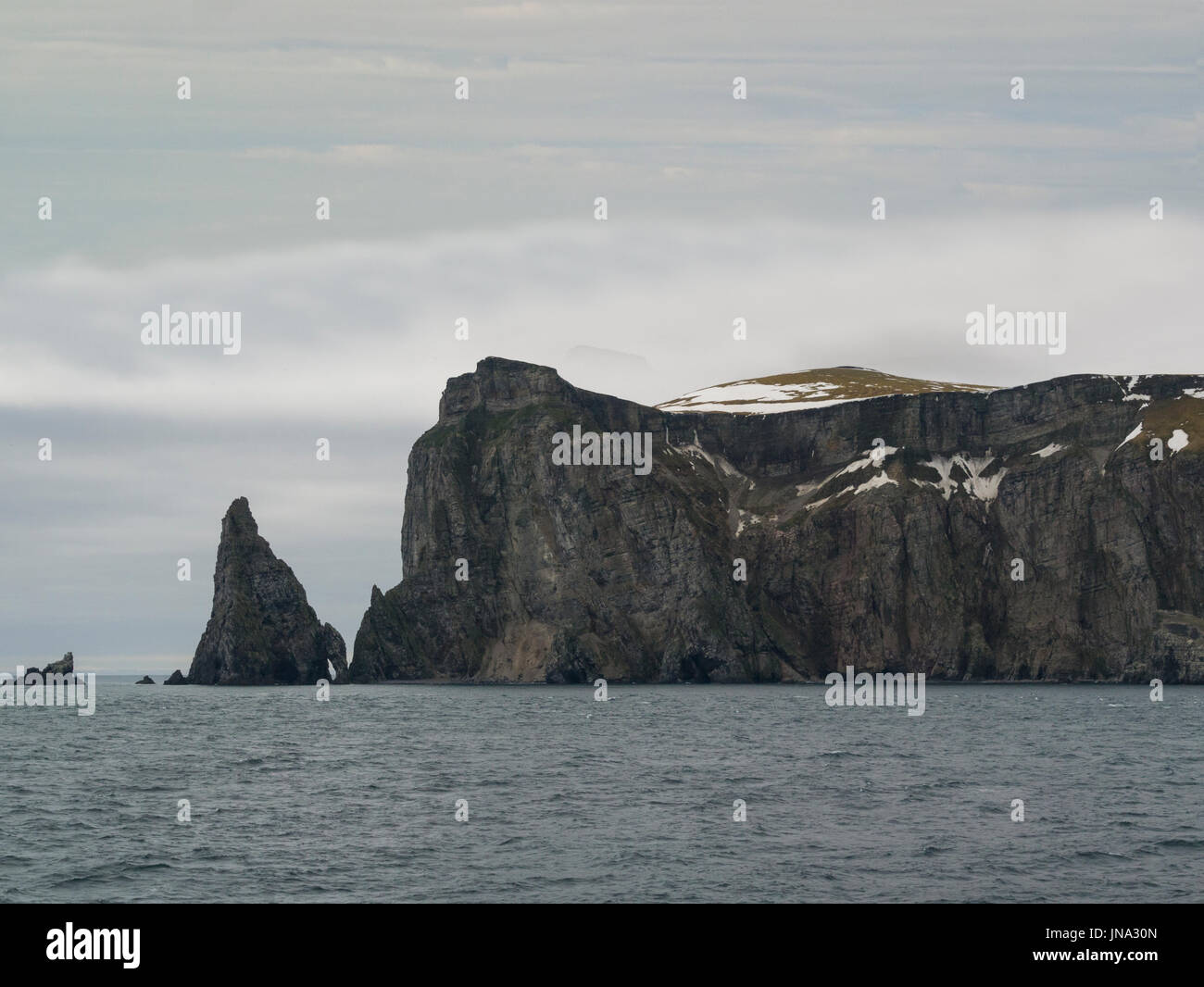 Tragen Sie südliche Insel Bjørnøya die meisten Insel des norwegischen Svalbard-Archipel an grauen, bewölkten Tag Stockfoto