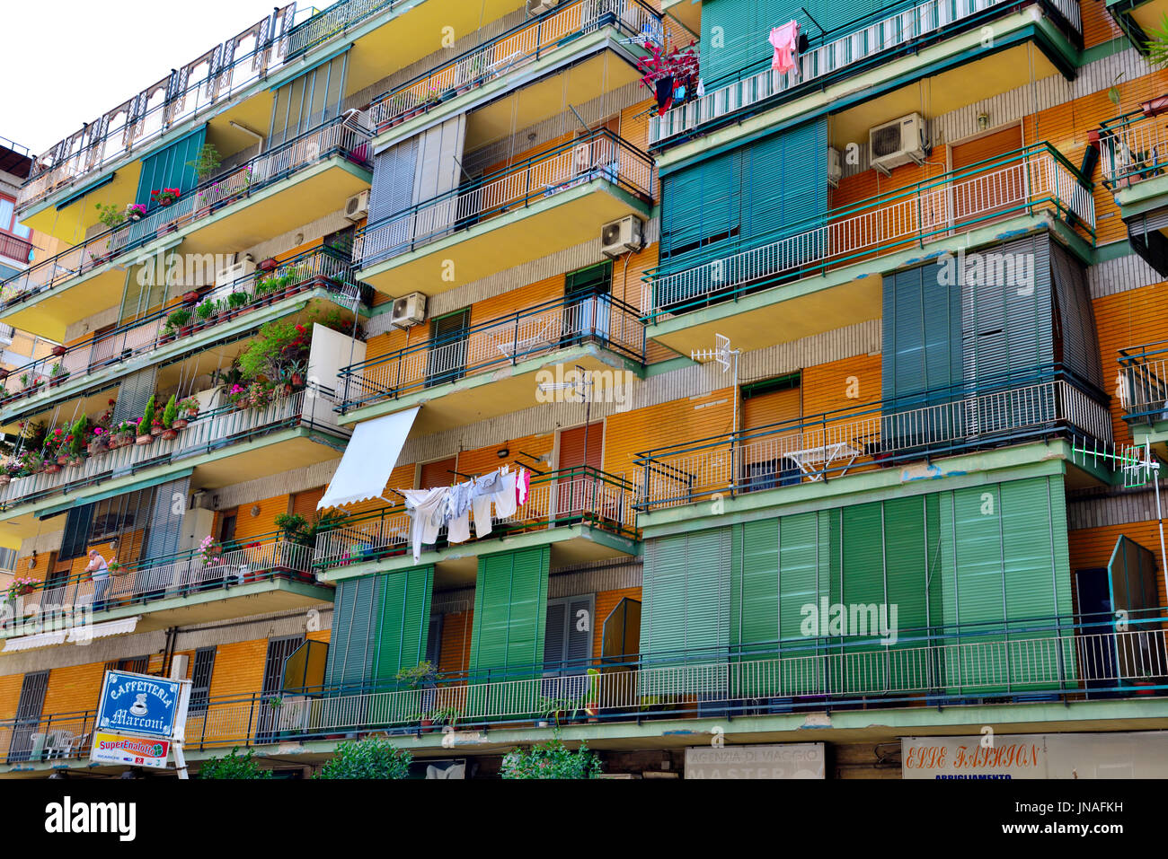 Mehrfamilienhaus mit Balkonen, von die einige Sonnenschirme haben, in Neapel, Italien Stockfoto