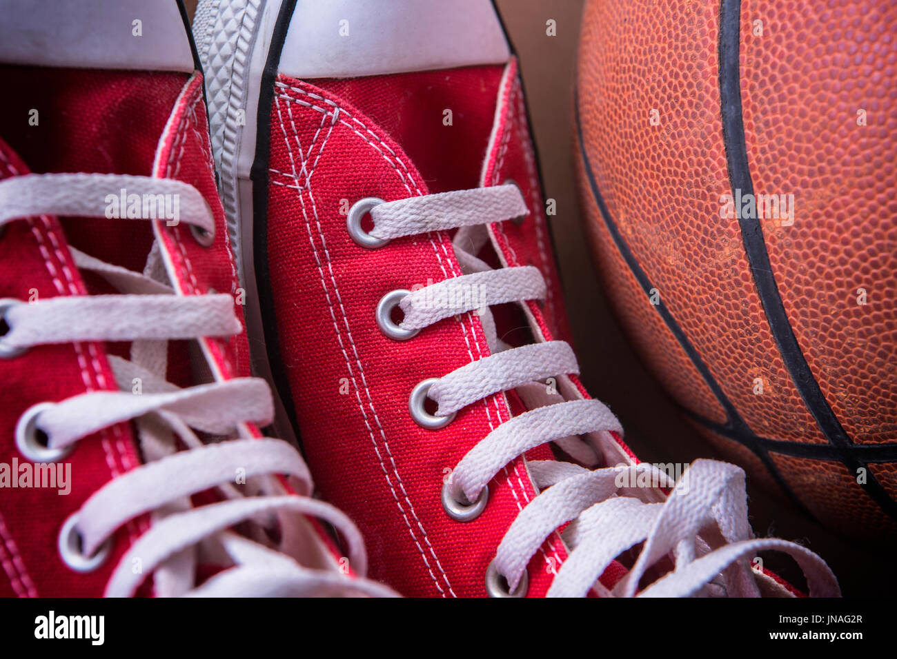 Sport-Sneaker und Basketball Stockfoto