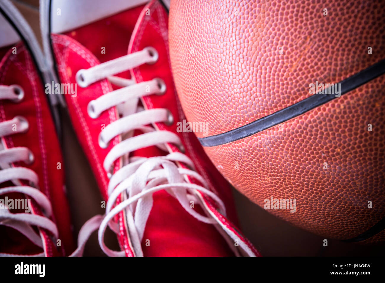 Sport-Sneaker und Basketball Stockfoto