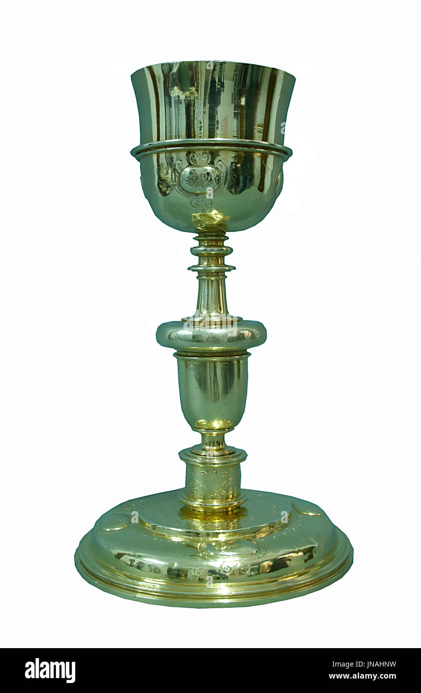Silber Kelch von Belag, den Wein in liturgischen isoliert auf einem weißen Hintergrund zu weihen Stockfoto