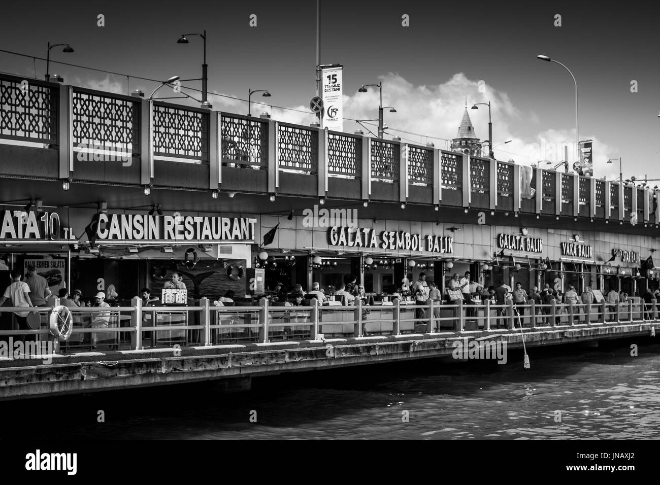 Istanbul, Türkei - 19. Juli 2017: Restaurants in Galata-Brücke in Eminönü Stockfoto